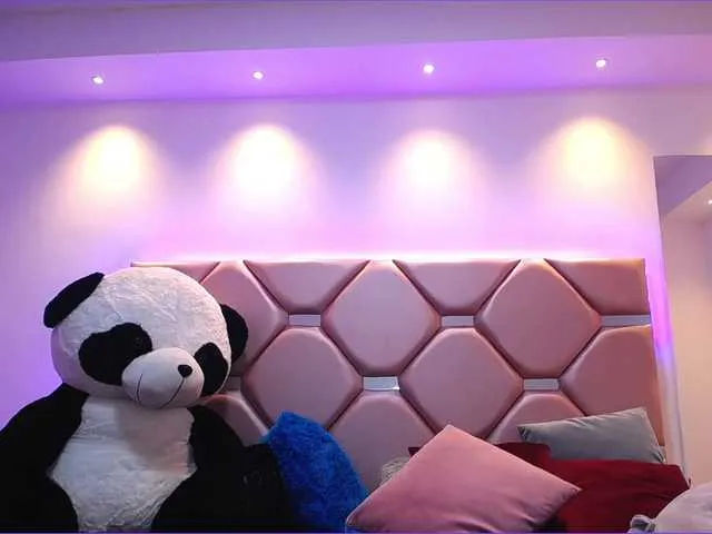 Live sex webcam photo for VictoriaMooon #273850044