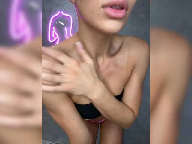 Live sex webcam photo for Viki-05 #292375325