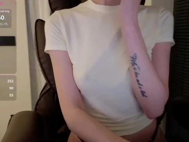 Live sex webcam photo for VikkiMikki #294246026
