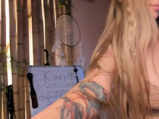 Live sex webcam photo for VikkiRood #291700927
