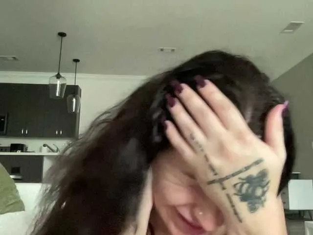 Live sex webcam photo for Violet888 #290475194