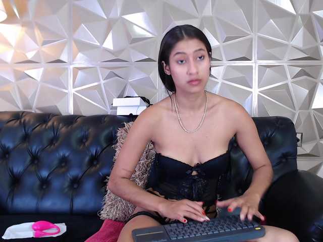 Live sex webcam photo for VioletMontes #276970335