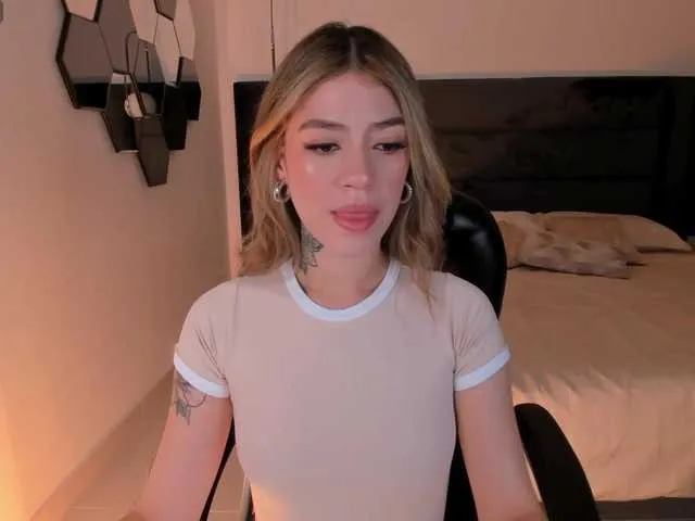 Live sex webcam photo for ViolettHansson #290997856