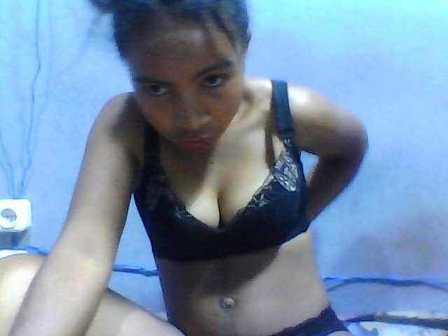 Live sex webcam photo for Violette01 #276081193