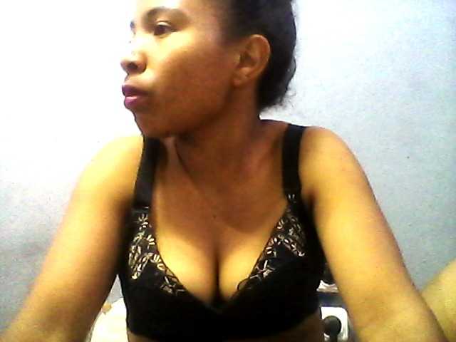 Live sex webcam photo for Violette01 #276105016