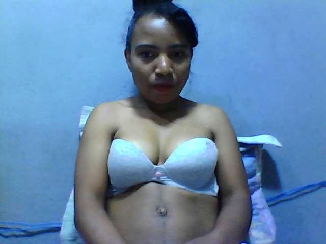 Live sex webcam photo for Violette01 #276110369