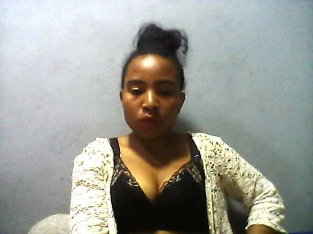 Live sex webcam photo for Violette01 #276117806