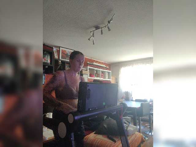 Live sex webcam photo for Wetgerman2 #276049971