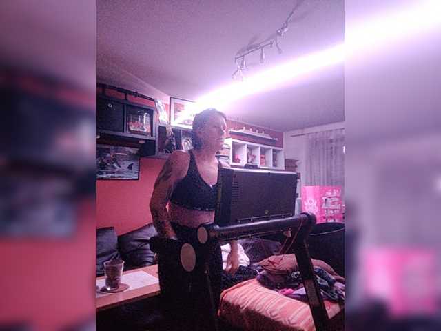 Live sex webcam photo for Wetgerman2 #276956405