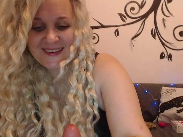 Live sex webcam photo for WhiteQueen--1 #277102762