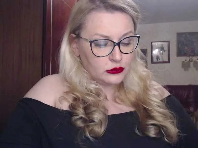 Live sex webcam photo for WifeyNusha #272439272