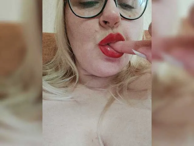 Live sex webcam photo for WifeyNusha #277636879