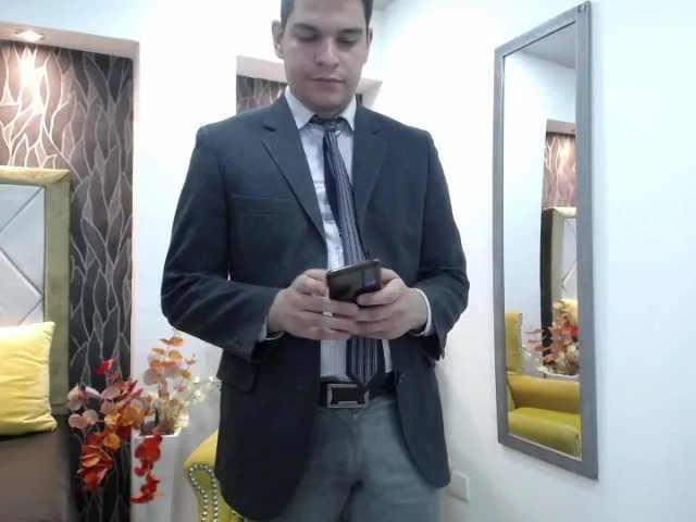 Live sex webcam photo for WillSmiith #275485944
