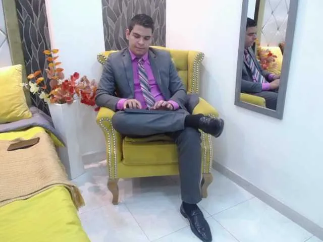 Live sex webcam photo for WillSmiith #275565738