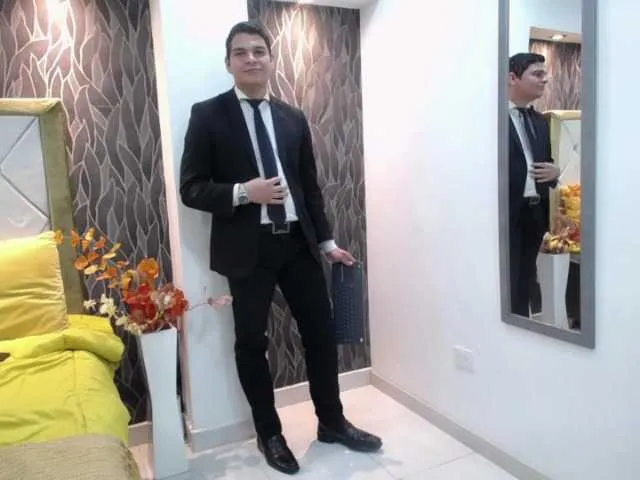 Live sex webcam photo for WillSmiith #275899451