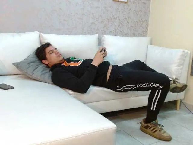 Live sex webcam photo for WillSmiith #276035429
