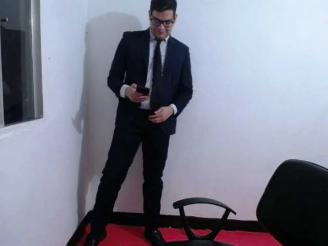 Live sex webcam photo for WillSmiith #277392862