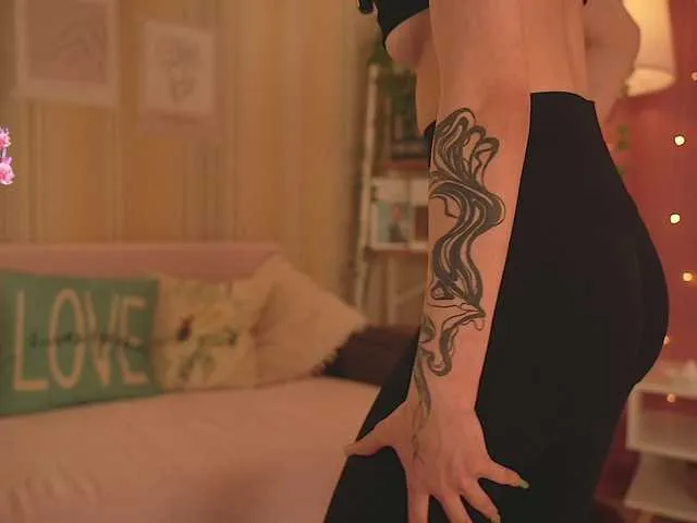 Live sex webcam photo for Winaria #292981333