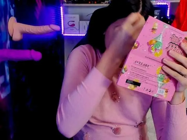 Live sex webcam photo for XCrislerSweet #271920737