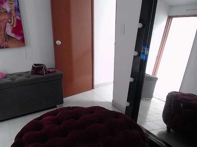 Live sex webcam photo for XXXLATINAHOTX #275959586