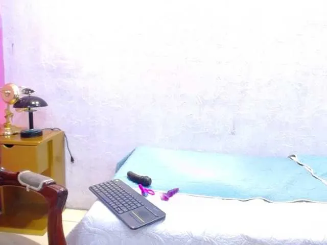 Live sex webcam photo for Ximena-xoxoo #276413264