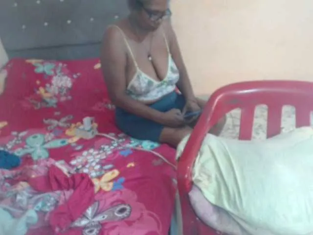 Live sex webcam photo for Ximena069 #276349299