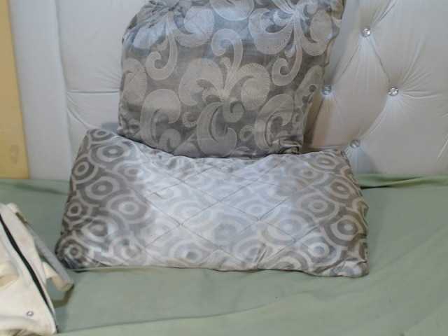 Live sex webcam photo for YOUNGBITCHX #272944722