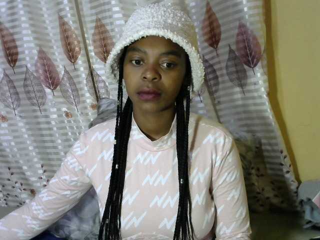 Live sex webcam photo for YOUNGBITCHX #272993111