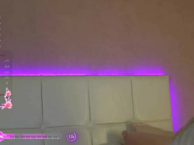 Live sex webcam photo for YannaJeen #290439460