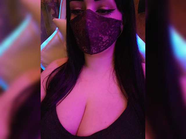 Live sex webcam photo for YennSI #292386029