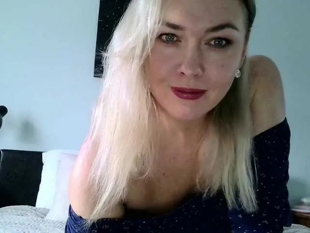 Live sex webcam photo for Yesenia-1 #290554361