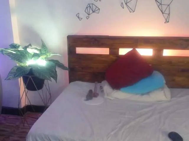 Live sex webcam photo for Yeseniaa25 #291333503