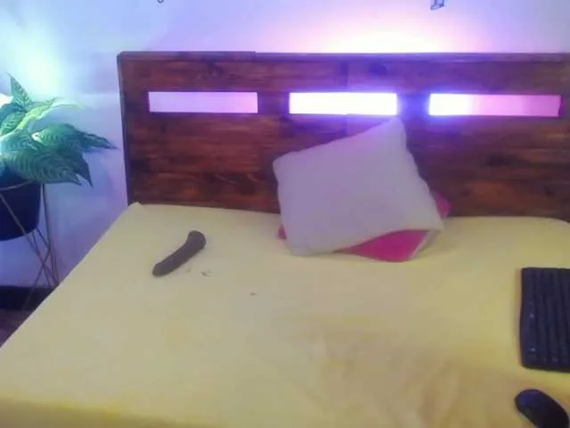 Live sex webcam photo for Yeseniaa25 #291670878