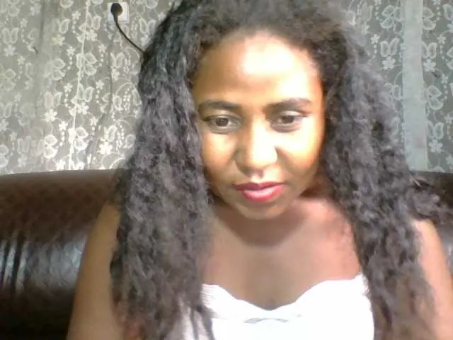 Live sex webcam photo for Yolllande02 #277236106