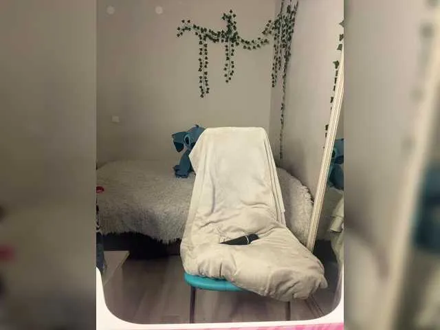 Live sex webcam photo for YoloLove #290575543