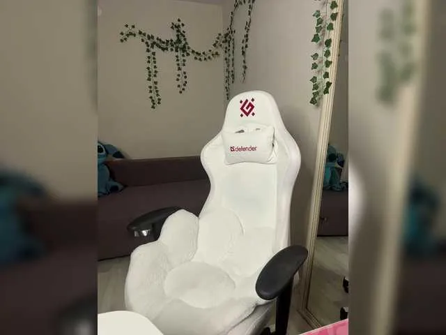 Live sex webcam photo for YoloLove #290878709