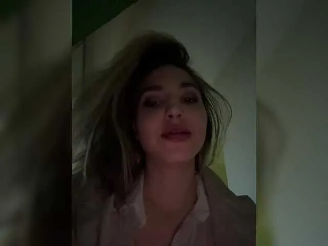 Live sex webcam photo for YoloLove #290930785