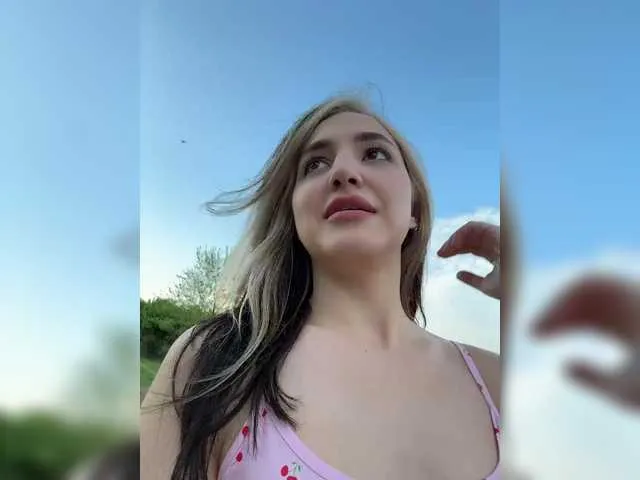 Live sex webcam photo for YoloLove #291131951