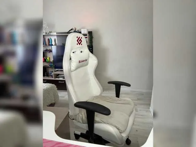 Live sex webcam photo for YoloLove #291277787