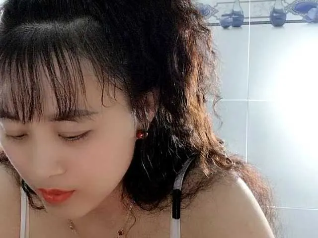 Live sex webcam photo for Youngsee69 #290602381