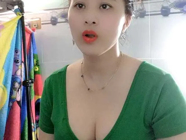 Live sex webcam photo for Youngsee69 #290616067