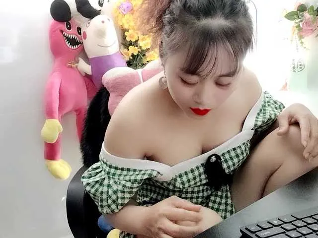 Live sex webcam photo for Youngsee69 #290841753