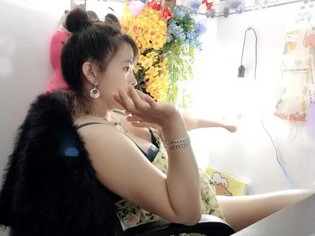 Live sex webcam photo for Youngsee69 #290884429
