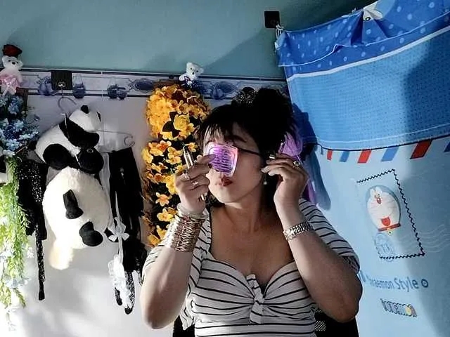 Live sex webcam photo for Youngsee69 #291696959