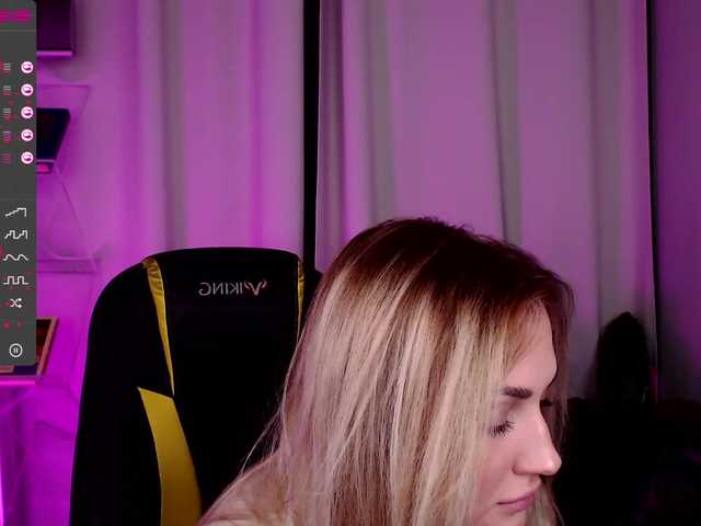 Live sex webcam photo for Your-Alison #271788261