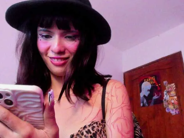 Live sex webcam photo for YourRosenrot #288040656