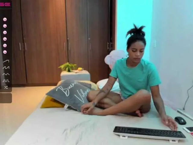 Live sex webcam photo for YourSally #272350561