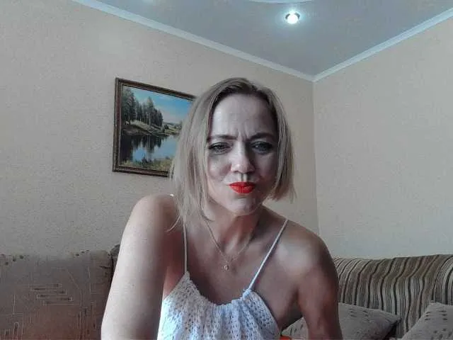 Live sex webcam photo for YourXQueen #276105575