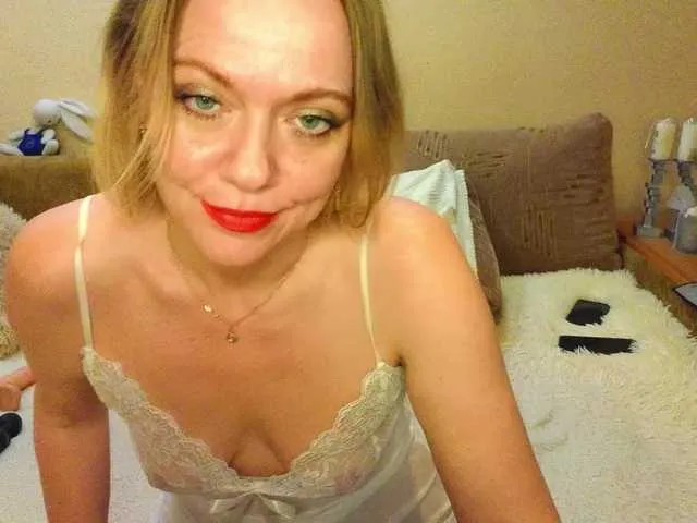 Live sex webcam photo for YourXQueen #293215031