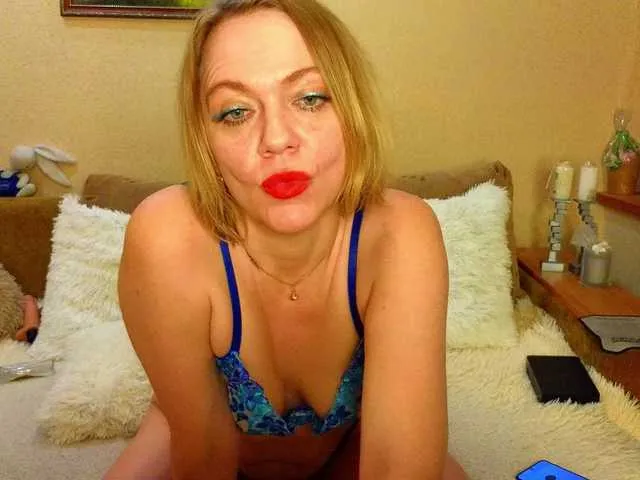 Live sex webcam photo for YourXQueen #293371241